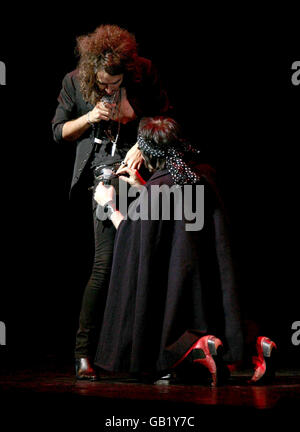 The Goth Detectives, Noel Fielding (a destra) e Russell Brand sul palco, durante un concerto comico benefico per beneficenza Focus 12 - che aiuta le persone a lottare con la dipendenza - al Lyceum Theatre, nel centro di Londra. Foto Stock