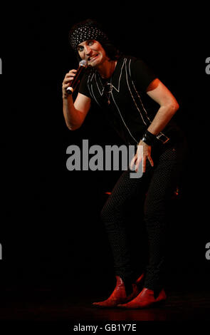 Noel Fielding dei Goth Detectives sul palco, durante un concerto comico benefico per beneficenza Focus 12 che aiuta le persone che lottano con la dipendenza al Lyceum Theatre, nel centro di Londra. Foto Stock