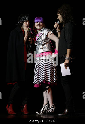 The Goth Detectives Noel Fielding (a sinistra) e Russell Brand con un membro del pubblico sul palco durante un concerto di beneficenza per beneficenza Focus 12 che aiuta le persone che lottano con la dipendenza al Lyceum Theatre, nel centro di Londra. Foto Stock