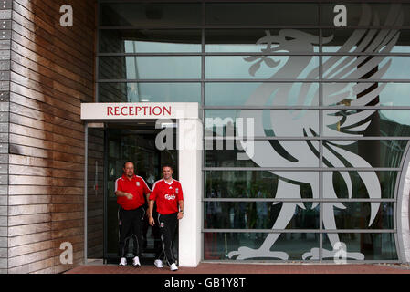 Calcio - UEFA Champions League - Quarter Final - First leg - Liverpool v Chelsea - Liverpool Training - Melwood. Robbie Keane (a destra) con il manager Rafael Benitez che arriva al Melwood Training Ground di Liverpool. Foto Stock