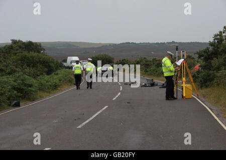 Gli investigatori di crash sono nuovi sulla scena dove un autobus Wilts e Dorset, viaggiando su Ferry Road, Studland, è finito al suo fianco. Foto Stock