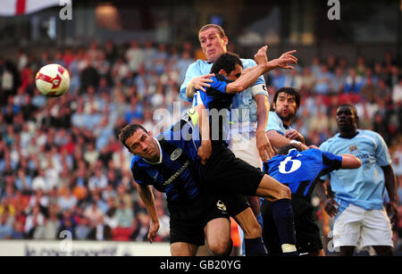 Il capitano della città di Manchester Richard Dunne out salta la difesa di EB Streymur durante la partita di qualificazione della Coppa UEFA all'Oakwell Stadium di Barnsley. Foto Stock