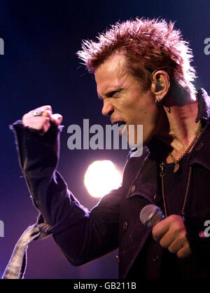 Billy Idol si esibisce sul palco presso la Carling Academy di Brixton, nel sud di Londra. Foto Stock