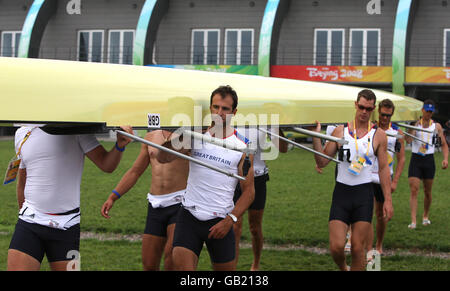 Tom Stallard (al centro) della Gran Bretagna, della squadra di canottaggio degli otto uomini, durante una sessione di allenamento al Shunyi Olympic Rowing Park, a Pechino. Foto Stock