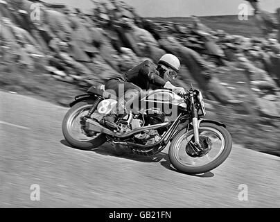 John Surtees passa Kate's Cottage sul suo Norton 500 Manx. Kate's Cottage è una delle attrazioni più iconiche dell'Isola di Man TT. Era originariamente conosciuto come 'il Keppel' Foto Stock