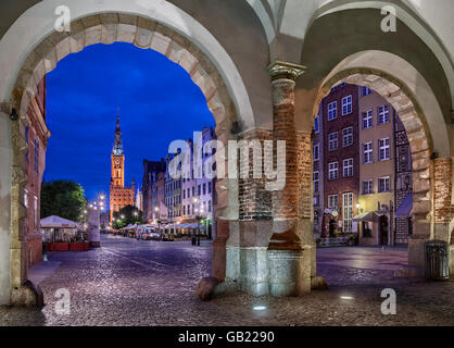 Vista attraverso il cancello verde o brama Zielona verso le case sul mercato lungo o Długi Targ e la torre dell orologio del Municipio principale Foto Stock