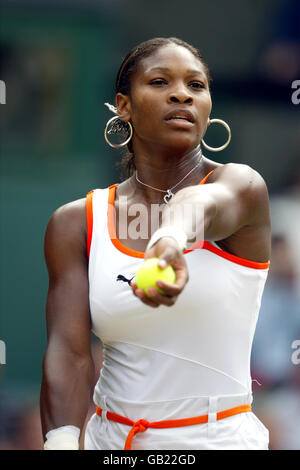 Tennis - Wimbledon 2003 - Semi finale - Justine Henin-Hardenne v Serena Williams Foto Stock