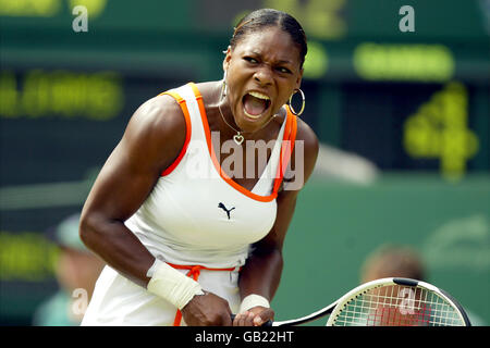 Tennis - Wimbledon 2003 - Semi finale - Justine Henin-Hardenne v Serena Williams Foto Stock