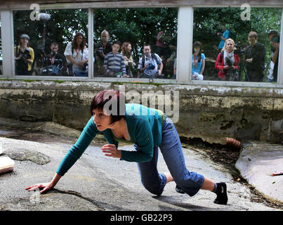 Gli artisti del gruppo Janis Claxton Dance prendono parte al "enclosure 44 - Humans" allo zoo di Edimburgo. L'evento Performance, che fa parte del Dancing base Fringe Festival, è quello di evidenziare i collegamenti tra esseri umani e animali, e si svolge dal 5 al 16 agosto. Foto Stock