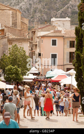 La popolazione locale di miscelazione con i turisti in giorno di mercato, Città Vecchia Pollensa, Mallorca ( Maiorca ), Isole Baleari Spagna Europa Foto Stock