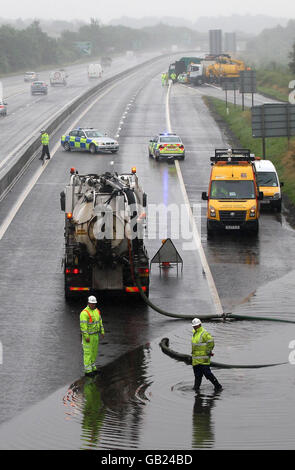 Brutto tempo in Scozia. L'alluvione ferma il traffico sulla circonvallazione di Edimburgo, mentre le piogge pesanti colpiscono la Scozia. Foto Stock