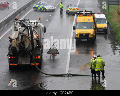 Le inondazioni fermano il traffico sulla circonvallazione di Edimburgo quando le forti precipitazioni colpirono in Scozia. Foto Stock