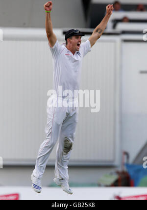 Il capitano del New England Kevin Pietersen salta in aria mentre celebra Stuart Broad prendendo il wicket del battitore del Sud Africa Morne Morkel durante il quarto test all'Oval di Londra. Foto Stock