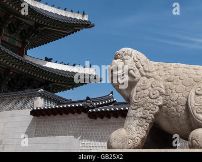 Gwanghwamun gate del palace Gyeongbukgung a Seul, Corea del Sud, Asia Foto Stock