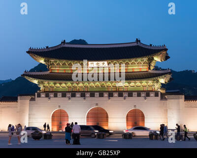 Gwanghwamun gate del palace Gyeongbukgung a Seul, Corea del Sud, Asia Foto Stock