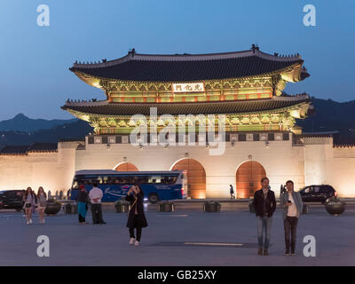 Gwanghwamun gate del palace Gyeongbukgung a Seul, Corea del Sud, Asia Foto Stock