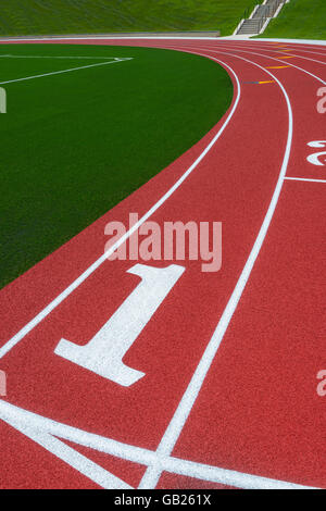 Vista ravvicinata di una pista e campo caso lo stadio con le corsie a formare motivi grafici Foto Stock