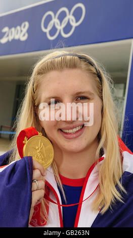 Rebecca Adlington della Gran Bretagna con la medaglia d'oro vinta nella finale femminile di 400m Freestyle nel National Aquatics Center ai Giochi Olimpici di Pechino 2008. Foto Stock