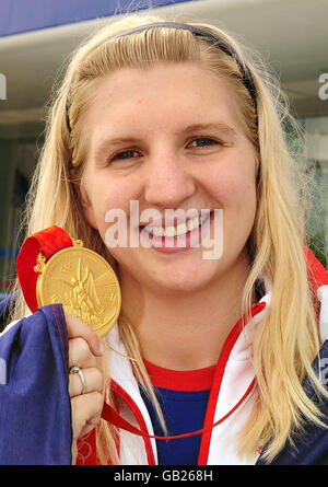 Rebecca Adlington della Gran Bretagna con la medaglia d'oro vinta nella finale femminile di 400m Freestyle nel National Aquatics Center ai Giochi Olimpici di Pechino 2008. Foto Stock