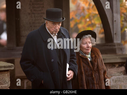 Godfrey Stafford Bostock (1915 - 2008) e sua moglie Penelope, Dowager Contessa di Lindsay al funerale di Patrick Lichfield a San Michele e Tutti gli Angeli chiesa il 21 novembre 2005 Foto Stock