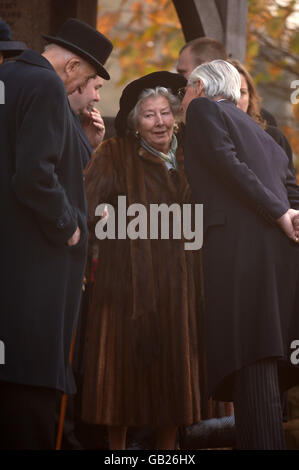 Godfrey Stafford Bostock (1915 - 2008) e sua moglie Penelope, Dowager Contessa di Lindsay Patrick Lichfield a San Michele e Tutti gli Angeli chiesa il 21 novembre 2005 Foto Stock