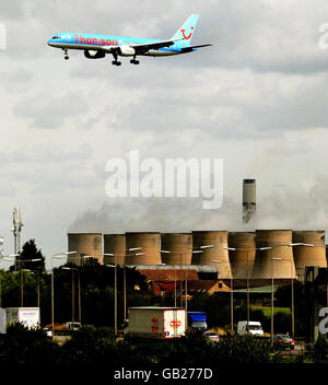 Un aereo passeggeri sorvola la centrale elettrica di Ratcliff-on-Soar e l'autostrada M1 mentre si prepara a atterrare all'aeroporto delle East Midlands. Foto Stock