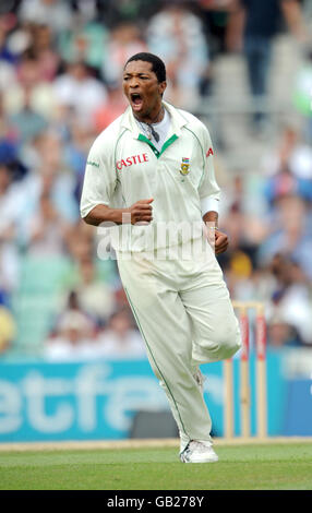 Il Makhaya Ntini del Sud Africa festeggia dopo che il cuoco inglese di Alastair è stato catturato dietro il 67 durante il quarto test al Brit Oval, Londra. Foto Stock