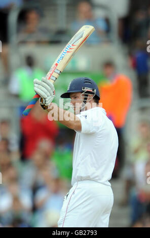 Cricket - Npower Quarta prova - Day Five - Inghilterra / Sud Africa - The Brit Oval. Andrew Strauss, in Inghilterra, festeggia il punteggio 100 Not out durante il quarto test al Brit Oval di Londra. Foto Stock