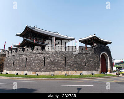 Cancello Sud Paldalmun della Fortezza di Hwsaeong in Suwon, Provincia Gyeonggi-do, la Corea del Sud Asia, UNESCO patrimonio dell'umanità Foto Stock