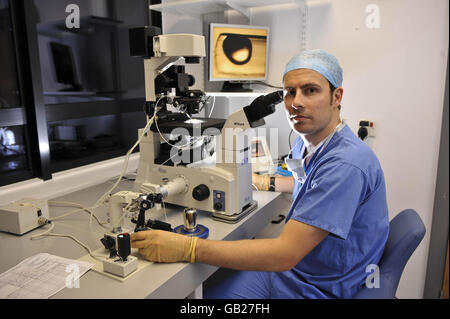 Prima FIVET bambino nato con la nuova tecnica di embrioni Foto Stock