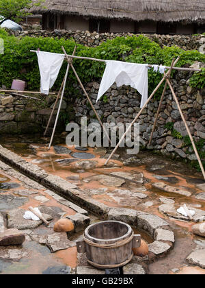 Posto per servizio lavanderia in Folk-village Naganneupsong- ex fortezza, provincia Jeollanam-do, Corea del Sud, Asia Foto Stock