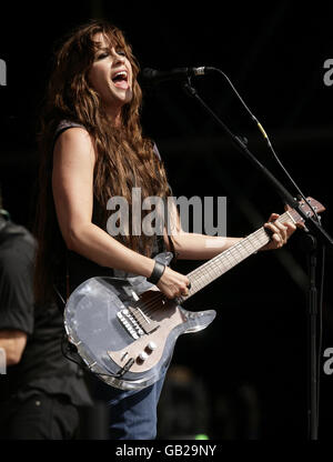 Alanis Morissette si esibisce al V Festival di Hylands Park, Chelmsford, Essex. Foto Stock