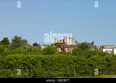 Lewes Castle visto dal Priory Park, Southover East Sussex England Regno Unito Foto Stock