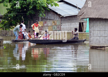 Nagaon, India. 05 Luglio, 2016. Il colpite dalle alluvioni le persone si spostano verso la terra alta per la loro vita in sicurezza su barche di legno in Kuthari villaggio nel distretto di Nagaon. Circa un centinaio di migliaia di persone sono state colpite dalle inondazioni in Assam. © Simanta Talukdar/Pacific Press/Alamy Live News Foto Stock