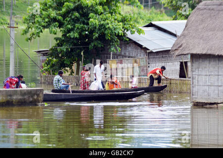 Nagaon, India. 05 Luglio, 2016. Il colpite dalle alluvioni le persone si spostano verso la terra alta per la loro vita in sicurezza su barche di legno in Kuthari villaggio nel distretto di Nagaon. Circa un centinaio di migliaia di persone sono state colpite dalle inondazioni in Assam. © Simanta Talukdar/Pacific Press/Alamy Live News Foto Stock