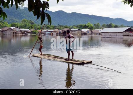 Nagaon, India. 05 Luglio, 2016. Il colpite dalle alluvioni le persone si spostano verso la terra alta per la loro vita in sicurezza su zattere di bambù in Kuthari villaggio nel distretto di Nagaon. Circa un centinaio di migliaia di persone sono state colpite dalle inondazioni in Assam. © Simanta Talukdar/Pacific Press/Alamy Live News Foto Stock