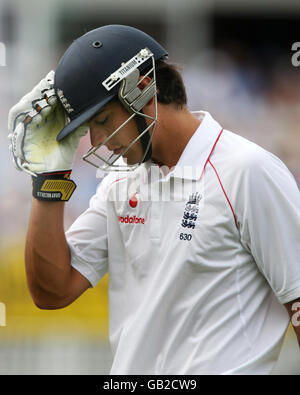 L'inglese Alastair Cook mostra il suo rifiuto dopo essere uscito per 76 corse durante il terzo Test Match a Edgbaston, Birmingham. Foto Stock