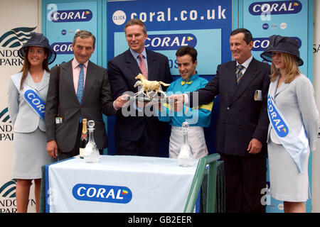 Darryl Holland festeggia cavalcando Fibrav alla vittoria nel Coral-Eclipse Picchetti Foto Stock