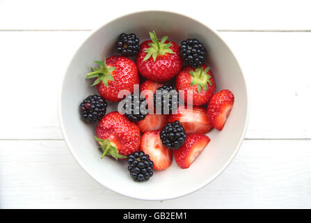 Una ciotola di fresco e delicato e fragole more Foto Stock