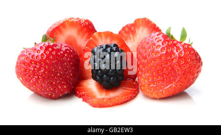 Un mucchio di fresco e delicato more di rovo e fragole Foto Stock