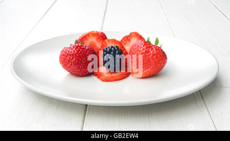 Un mucchio di fresco e delicato more di rovo e fragole Foto Stock