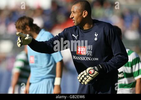 Heurelho Gomes, il guardiano di Tottenham Hotspur, durante il gioco contro Celtic Foto Stock