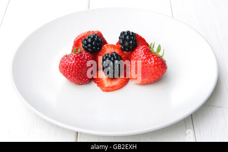 Un mucchio di fresco e delicato more di rovo e fragole Foto Stock