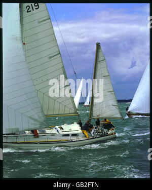 AJAX NEWS FOTO.1971. SOLENT, Inghilterra. - FASTNET RACE. KETCH ALAUNT DI CORFE iniziando la 605 Miglia di OCEAN RACE OFF COWES. Foto:JONATHAN EASTLAND/AJAX REF:C7106/4 ALAUNT DI CORFE. Foto Stock