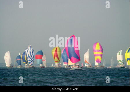 AJAX NEWS FOTO. 1995. SOLENT, Inghilterra. - FASTNET RACE, START OFF COWES PER LA NON ADMIRAL'S CUP flotta. Foto:JONATHAN EASTLAND/AJAX. REF:FNT95/START/FLOTTA Foto Stock