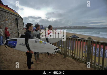 Surfers controllare le condizioni sulla spiaggia di Fistral, Newquay alla settimana lunga RIP Curl Boardmasters 2008. Foto Stock