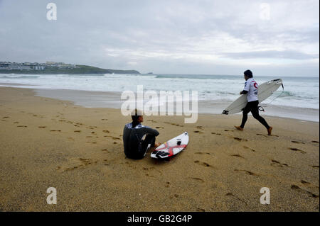 Surfers si preparano a gareggiare nella competizione sulla spiaggia di Fistral, Newquay alla settimana lunga RIP Curl Boardmasters 2008. Foto Stock