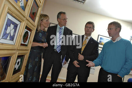 Sandra Peake, Chief Executive del Wave Center (a sinistra) e Manager Alan McBride (a destra) mostra una vetrata, realizzata da uomini che frequentano il Wave Trauma Center, al ministro junior Gerry Kelly MLA (seconda a sinistra) e al ministro junior Jeffrey Donaldson MLA (seconda a destra) Durante la loro visita al Centro a nord di Belfast. Foto Stock