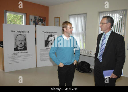 Alan McBride responsabile del centro Belfast Wave (a sinistra) con MLA e il Ministro Junior Gerry Kelly MLA, durante la sua visita al Wave Trauma Centre nel nord di Belfast. Foto Stock