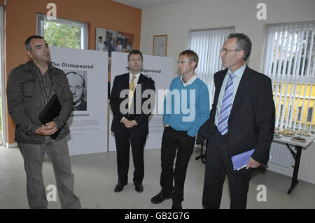 Liam Hamill (a sinistra), uno degli uomini che frequenta il Wave Center nel nord di Belfast, con il Ministro Junior Jeffrey Donaldson MLA (seconda a sinistra), Alan McBride il Direttore del Belfast Wave Center (seconda a destra) E il Ministro Junior Gerry Kelly MLA (a destra) durante la loro visita al Wave Trauma Centre nel nord di Belfast. Foto Stock